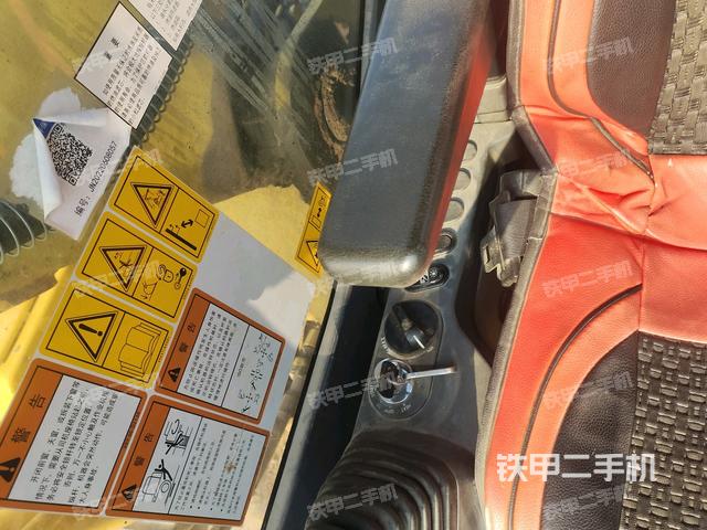 座椅右側(cè)控制臺(tái)/鑰匙門/油門/含右手柄（駕駛室部分）