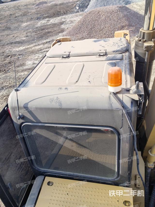 駕駛室頂部(整機外觀) 駕駛室頂部(整機外觀)