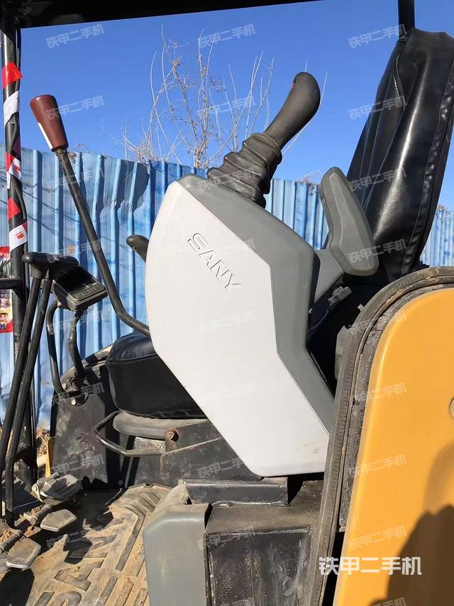 駕駛室整體(整機(jī)外觀) 駕駛室整體(整機(jī)外觀)