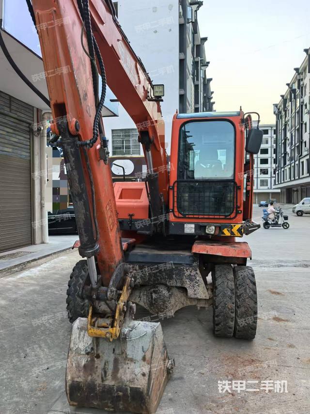 回轉(zhuǎn)馬達和主控閥(整機外觀) 回轉(zhuǎn)馬達和主控閥(整機外觀)