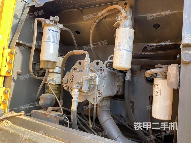 液壓泵艙室正面整體（整機外觀）