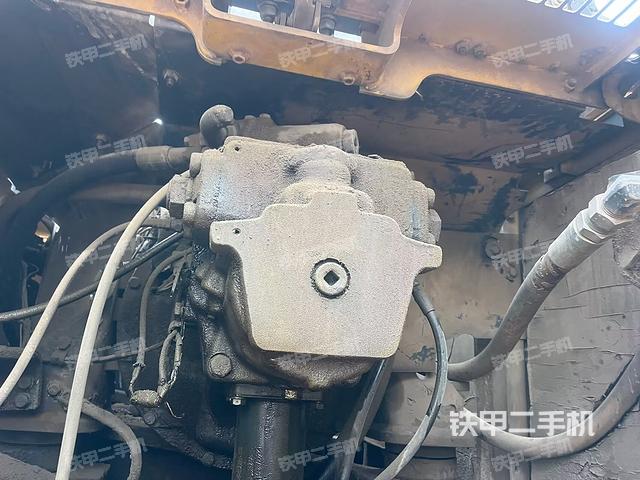 液壓泵艙室正面整體(整機外觀) 液壓泵艙室正面整體(整機外觀)