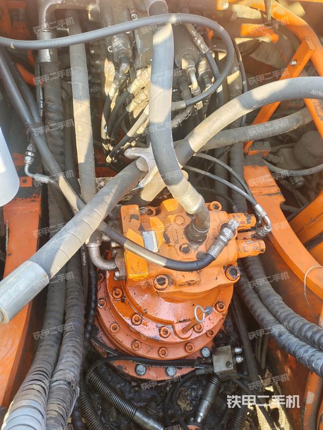 回轉(zhuǎn)馬達(dá)和主控閥（整機(jī)外觀）