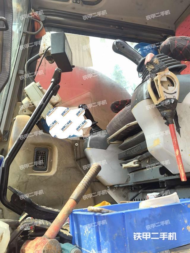 駕駛室內(nèi)部(駕駛室/操作室) 駕駛室內(nèi)部(駕駛室/操作室)