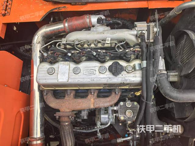 液壓泵艙室正面整體(整機外觀) 液壓泵艙室正面整體(整機外觀)