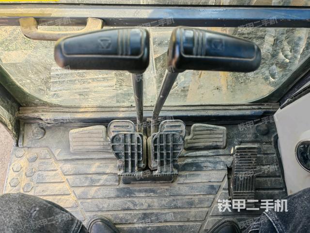 行走控制手柄和踏板?俯拍（駕駛室部分）