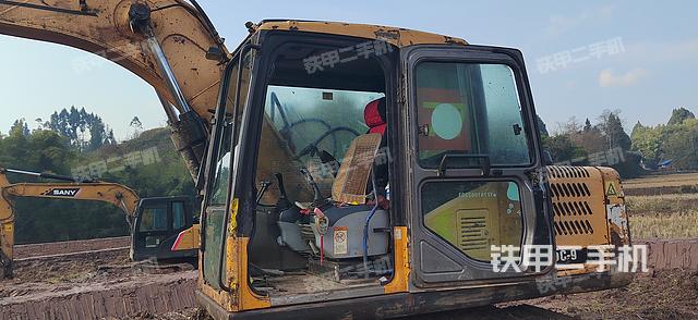 駕駛室整體（整機外觀）