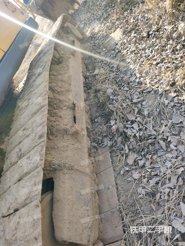 單側(cè)履帶整體(整機(jī)外觀) 單側(cè)履帶整體(整機(jī)外觀)