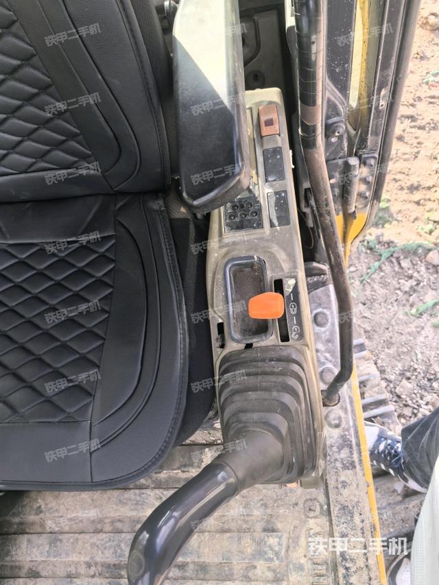 座椅左側(cè)控制臺/音響/含左手柄(駕駛室部分) 座椅左側(cè)控制臺/音響/含左手柄(駕駛室部分)