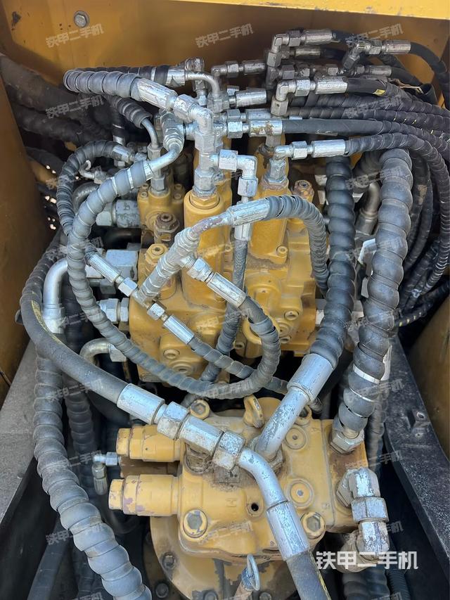 回轉(zhuǎn)馬達(dá)和主控閥（整機(jī)外觀）