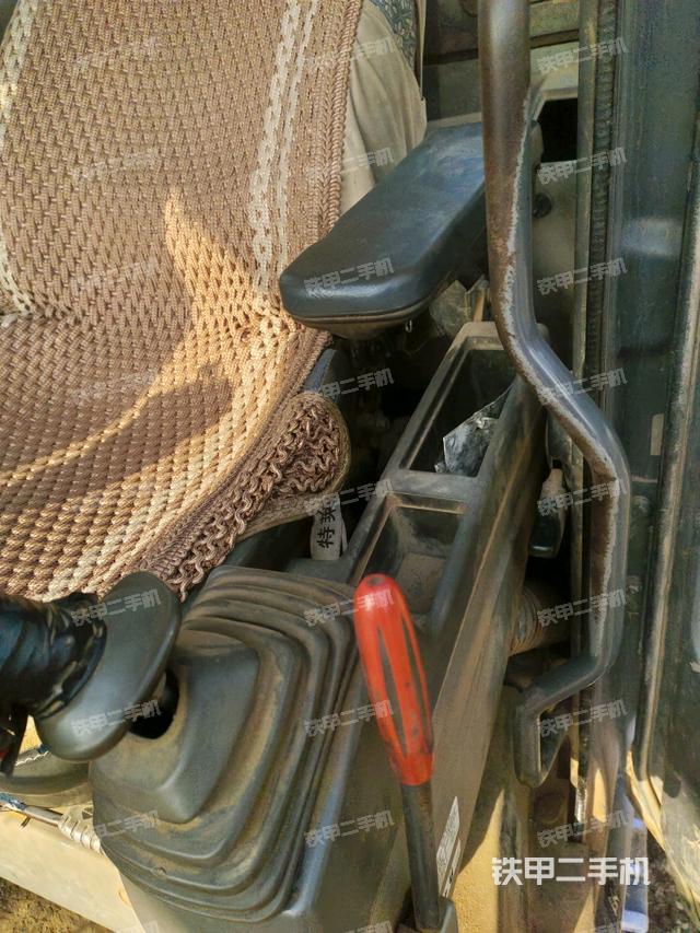 座椅左側(cè)控制臺/音響/含左手柄（駕駛室部分）