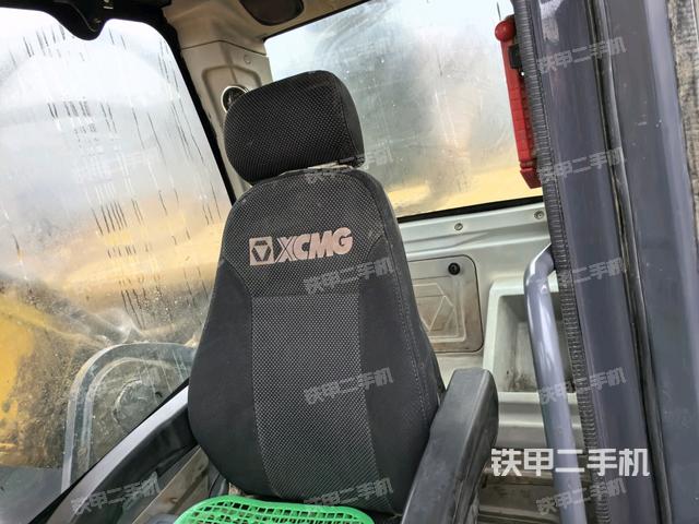 行走控制手柄和踏板?俯拍(駕駛室部分) 行走控制手柄和踏板?俯拍(駕駛室部分)