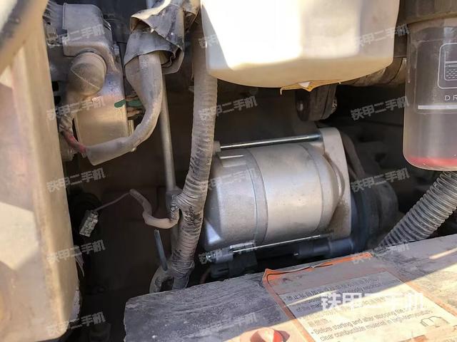 液壓泵艙室正面整體(整機外觀) 液壓泵艙室正面整體(整機外觀)