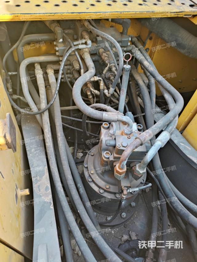 回轉(zhuǎn)馬達(dá)和主控閥(整機(jī)外觀) 回轉(zhuǎn)馬達(dá)和主控閥(整機(jī)外觀)