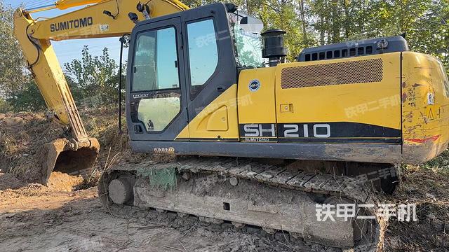 單側(cè)履帶整體(整機(jī)外觀(guān)) 單側(cè)履帶整體(整機(jī)外觀(guān))