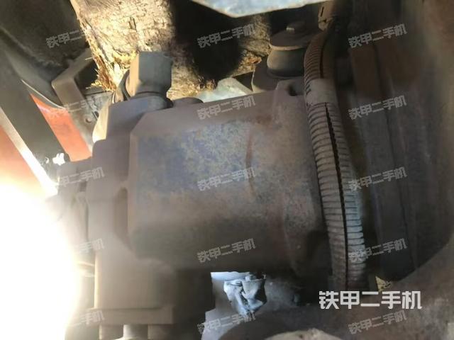 液壓泵艙室正面整體（整機外觀）