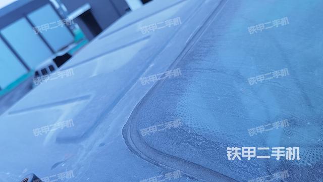 駕駛室頂部(整機(jī)外觀) 駕駛室頂部(整機(jī)外觀)