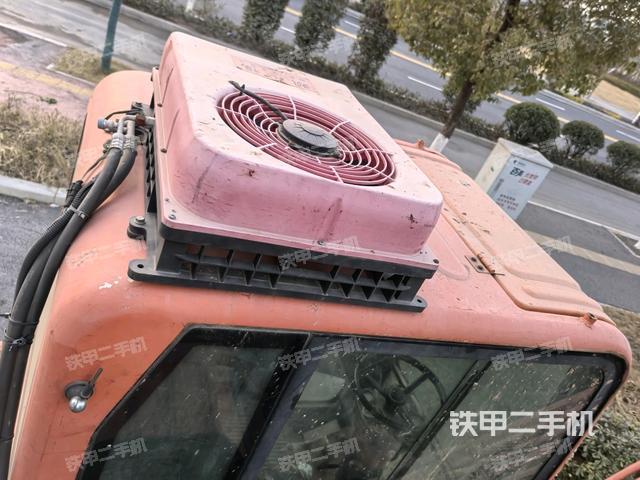 駕駛室頂部(整機外觀) 駕駛室頂部(整機外觀)