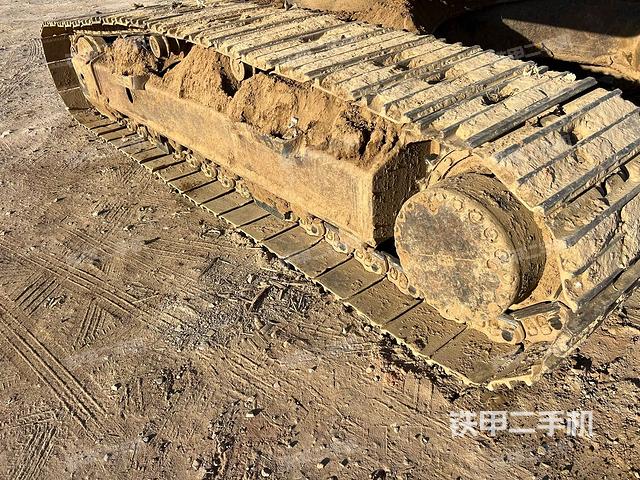 單側(cè)履帶整體(整機(jī)外觀) 單側(cè)履帶整體(整機(jī)外觀)