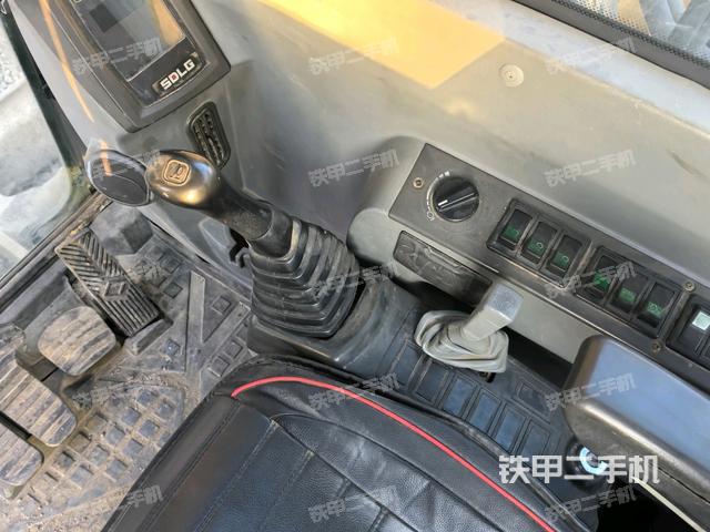 座椅右側(cè)控制臺/鑰匙門/油門/含右手柄（駕駛室部分）