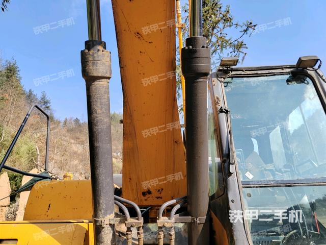 大臂油缸整体 竖拍（工作和回转装置）