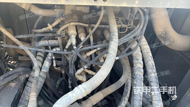 回轉(zhuǎn)馬達(dá)和主控閥(整機(jī)外觀(guān)) 回轉(zhuǎn)馬達(dá)和主控閥(整機(jī)外觀(guān))