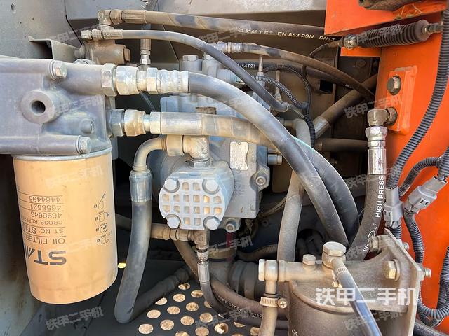 液壓泵艙室正面整體(整機(jī)外觀) 液壓泵艙室正面整體(整機(jī)外觀)
