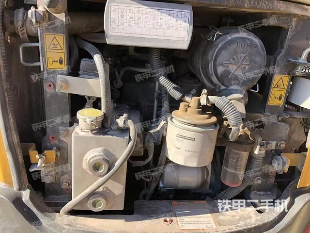 回轉(zhuǎn)馬達和主控閥(整機外觀) 回轉(zhuǎn)馬達和主控閥(整機外觀)