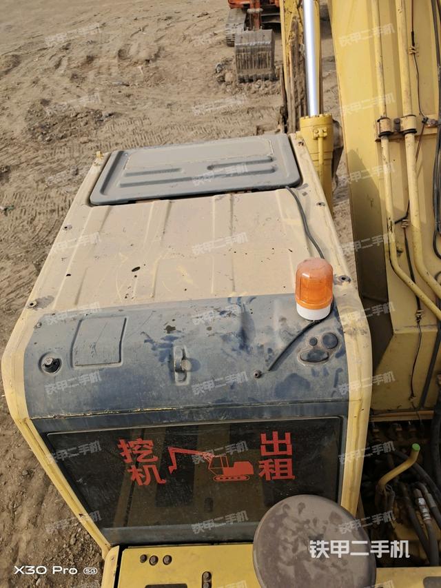駕駛室頂部(整機(jī)外觀) 駕駛室頂部(整機(jī)外觀)