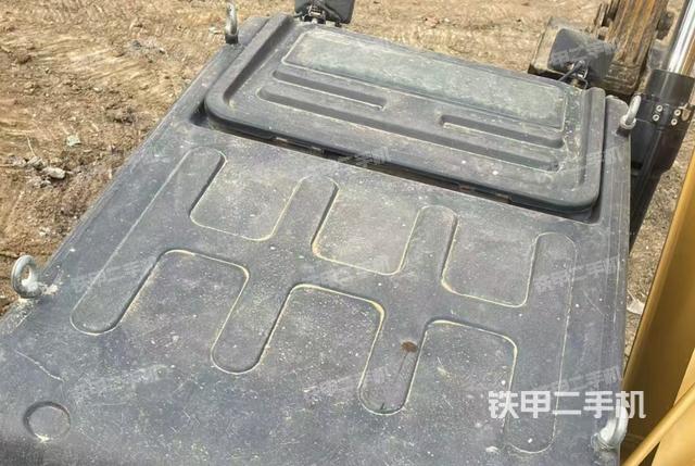 駕駛室頂部(整機(jī)外觀) 駕駛室頂部(整機(jī)外觀)
