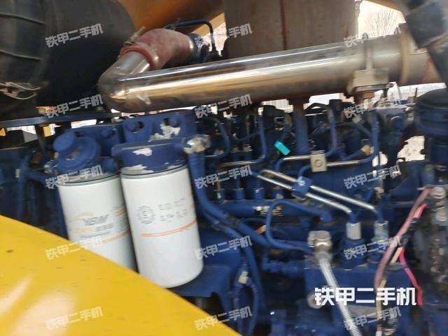 發(fā)動機(jī)左側(cè)全景（壓路機(jī)發(fā)動機(jī)艙）