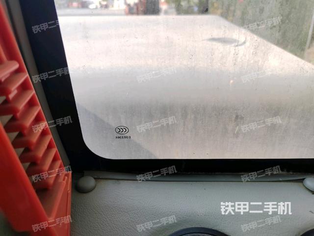 行走控制手柄和踏板?俯拍(駕駛室部分) 行走控制手柄和踏板?俯拍(駕駛室部分)