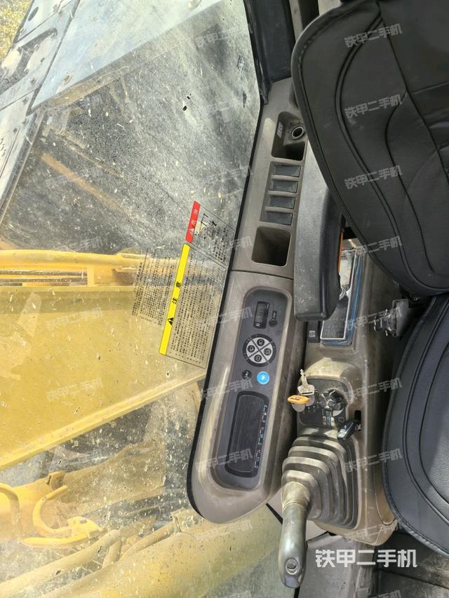 座椅右側(cè)控制臺/鑰匙門/油門/含右手柄(駕駛室部分) 座椅右側(cè)控制臺/鑰匙門/油門/含右手柄(駕駛室部分)