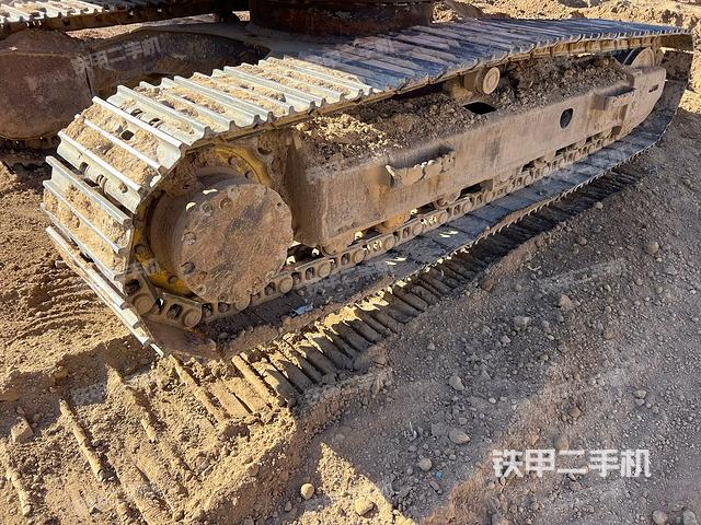 單側(cè)履帶整體(整機(jī)外觀) 單側(cè)履帶整體(整機(jī)外觀)