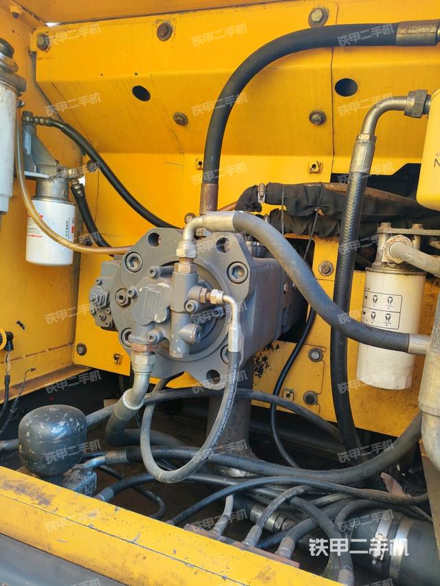 液壓泵艙室正面整體(整機(jī)外觀) 液壓泵艙室正面整體(整機(jī)外觀)