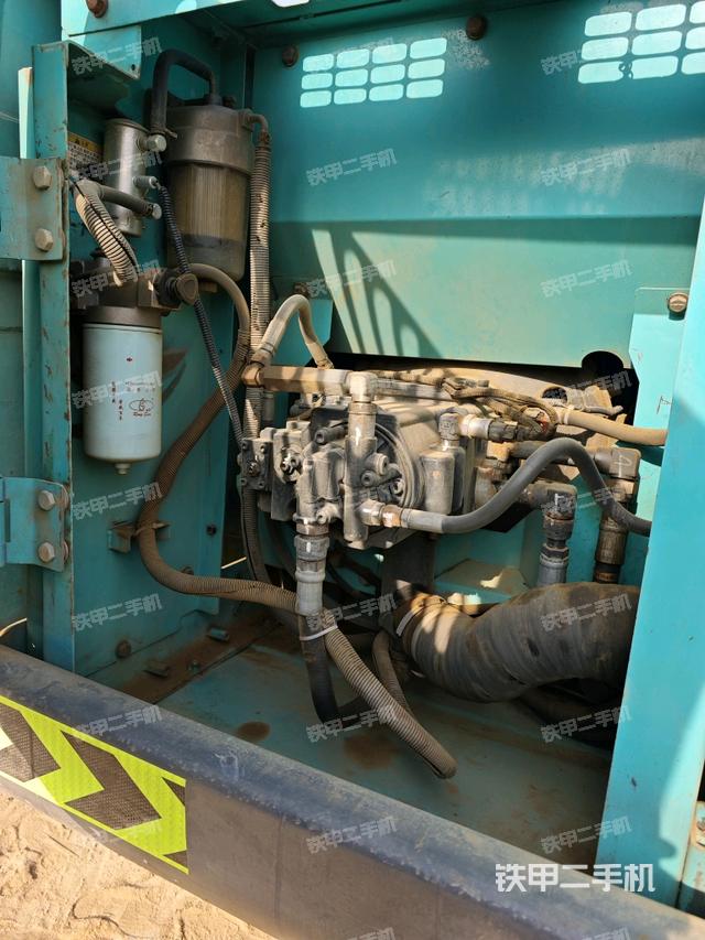 液壓泵艙室正面整體(整機外觀) 液壓泵艙室正面整體(整機外觀)