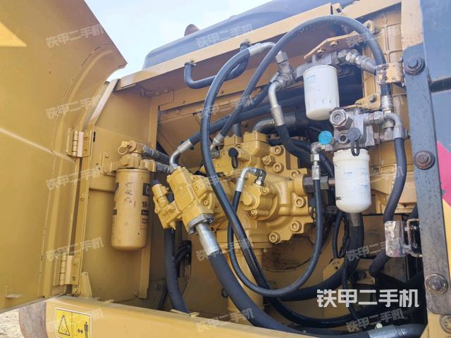 液壓泵艙室正面整體(整機外觀) 液壓泵艙室正面整體(整機外觀)