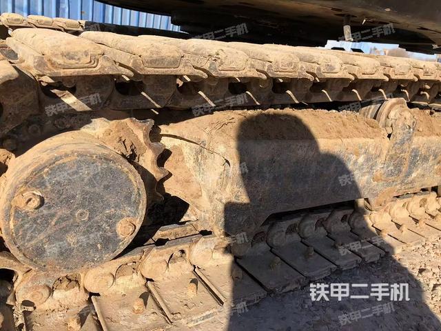 單側(cè)履帶整體(整機(jī)外觀) 單側(cè)履帶整體(整機(jī)外觀)