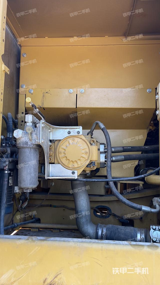 液壓泵艙室正面整體(整機外觀) 液壓泵艙室正面整體(整機外觀)