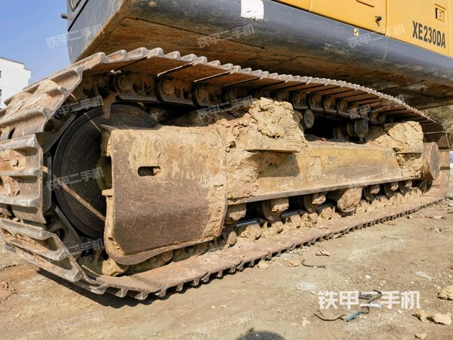 右側(cè)履帶整體(行走機構(gòu)) 右側(cè)履帶整體(行走機構(gòu))
