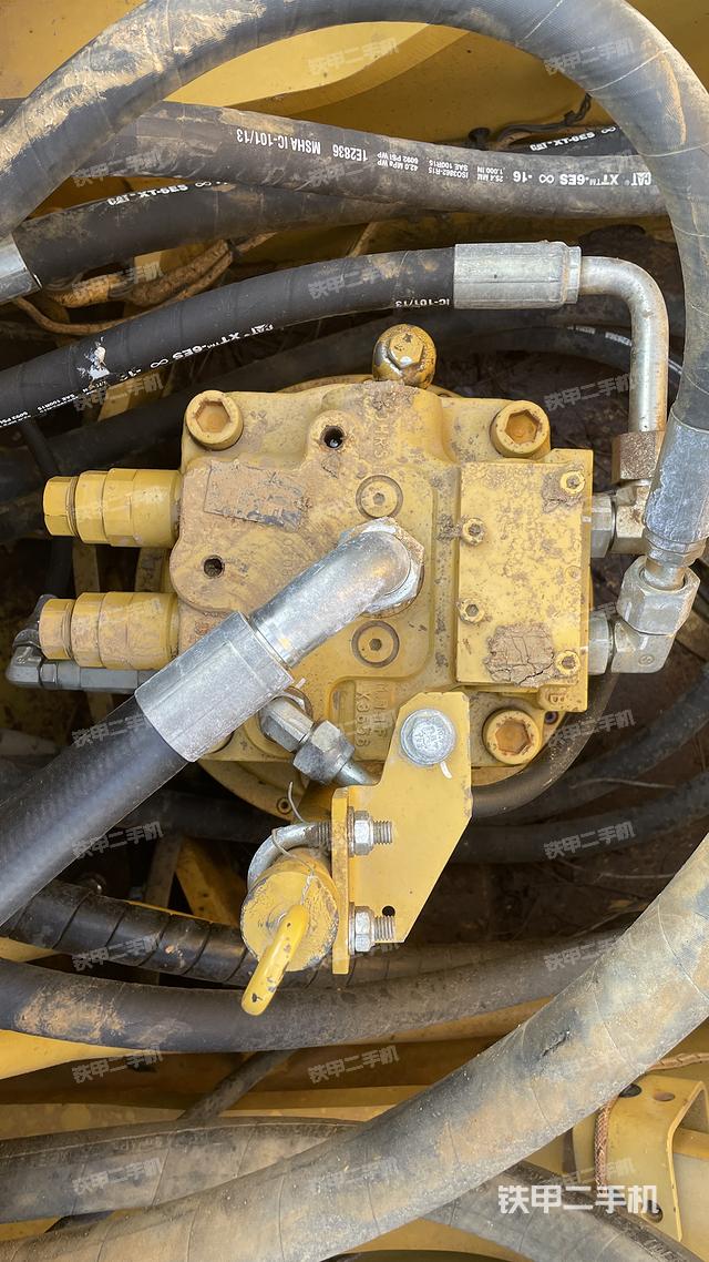 回轉馬達和主控閥(整機外觀) 回轉馬達和主控閥(整機外觀)