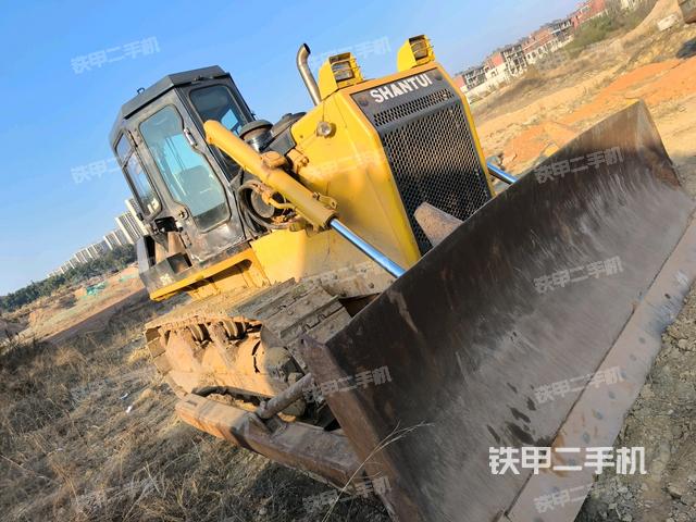右前45°(推土機整車外觀) 右前45°(推土機整車外觀)