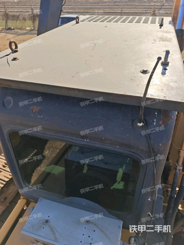 駕駛室頂部(整機(jī)外觀) 駕駛室頂部(整機(jī)外觀)
