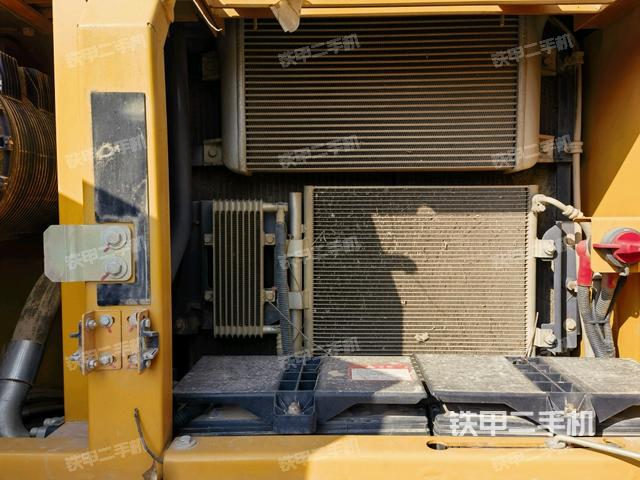 散熱器正面(大件艙室) 散熱器正面(大件艙室)