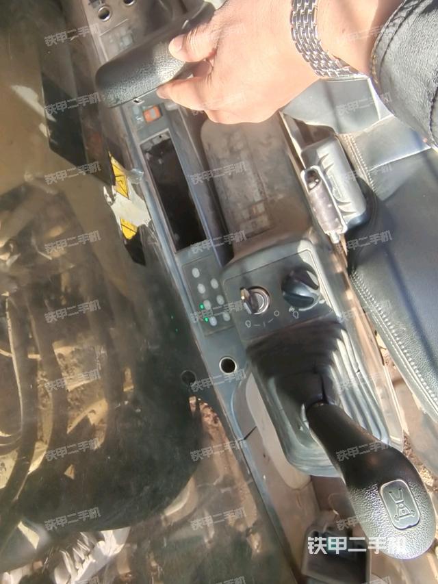 駕駛室左后45度(駕駛室部分) 駕駛室左后45度(駕駛室部分)