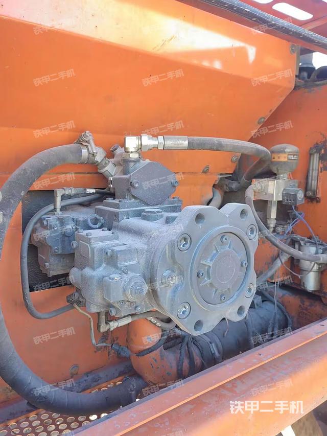 液壓泵艙室正面整體(整機(jī)外觀) 液壓泵艙室正面整體(整機(jī)外觀)