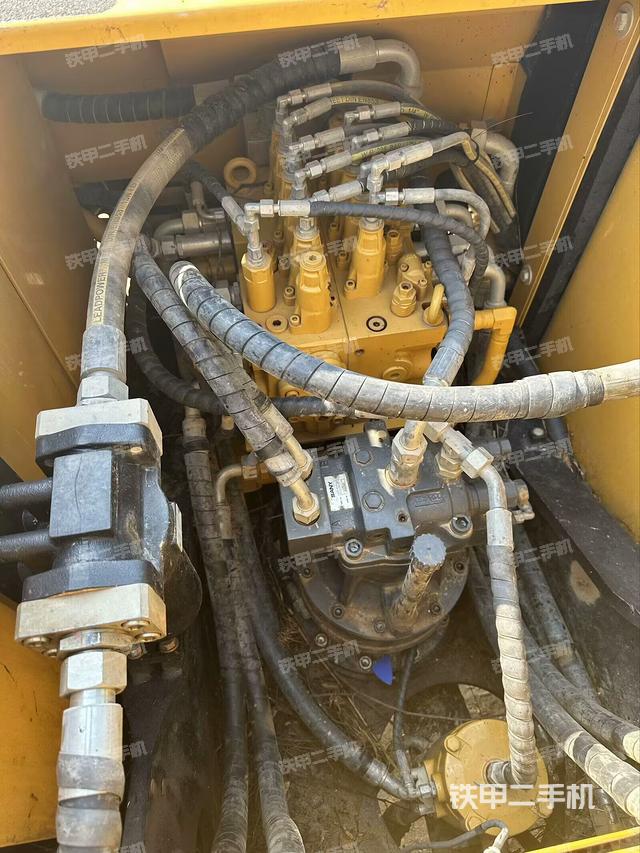 回轉(zhuǎn)馬達(dá)和主控閥（整機(jī)外觀）