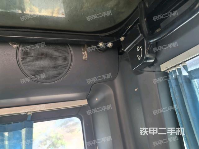 行走控制手柄和踏板?俯拍(駕駛室部分) 行走控制手柄和踏板?俯拍(駕駛室部分)