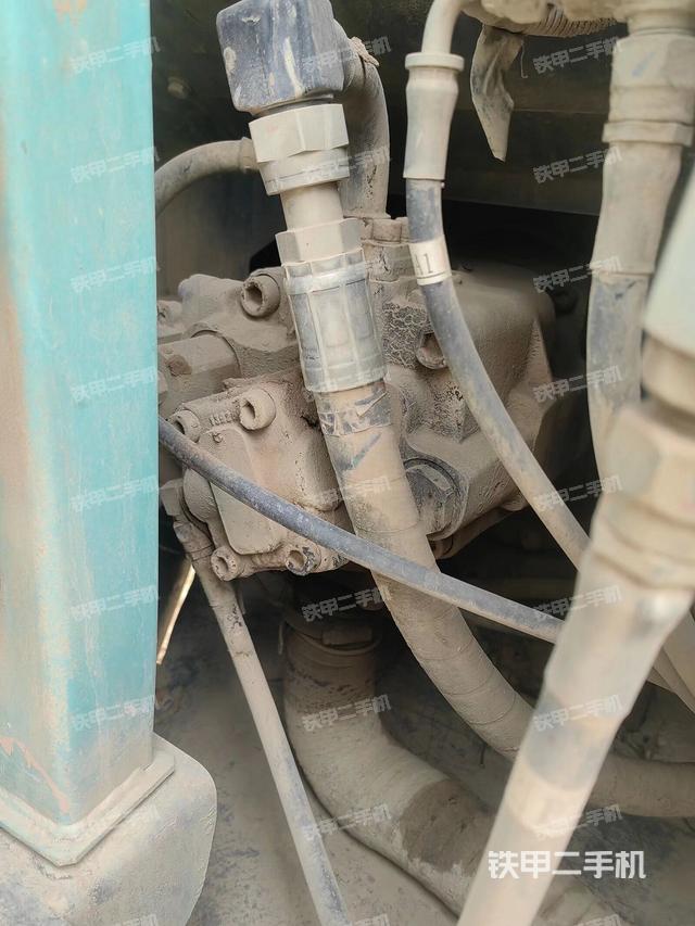 液压泵舱室正面整体（整机外观）