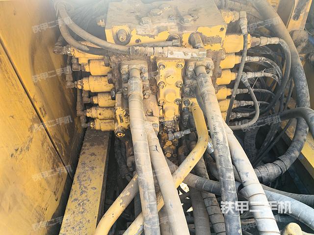 回转马达和主控阀（整机外观）